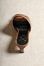 VIVIAN DOVER – Mules aus Leder mit Schlangenprägung und diagonalem Kitten-Heel