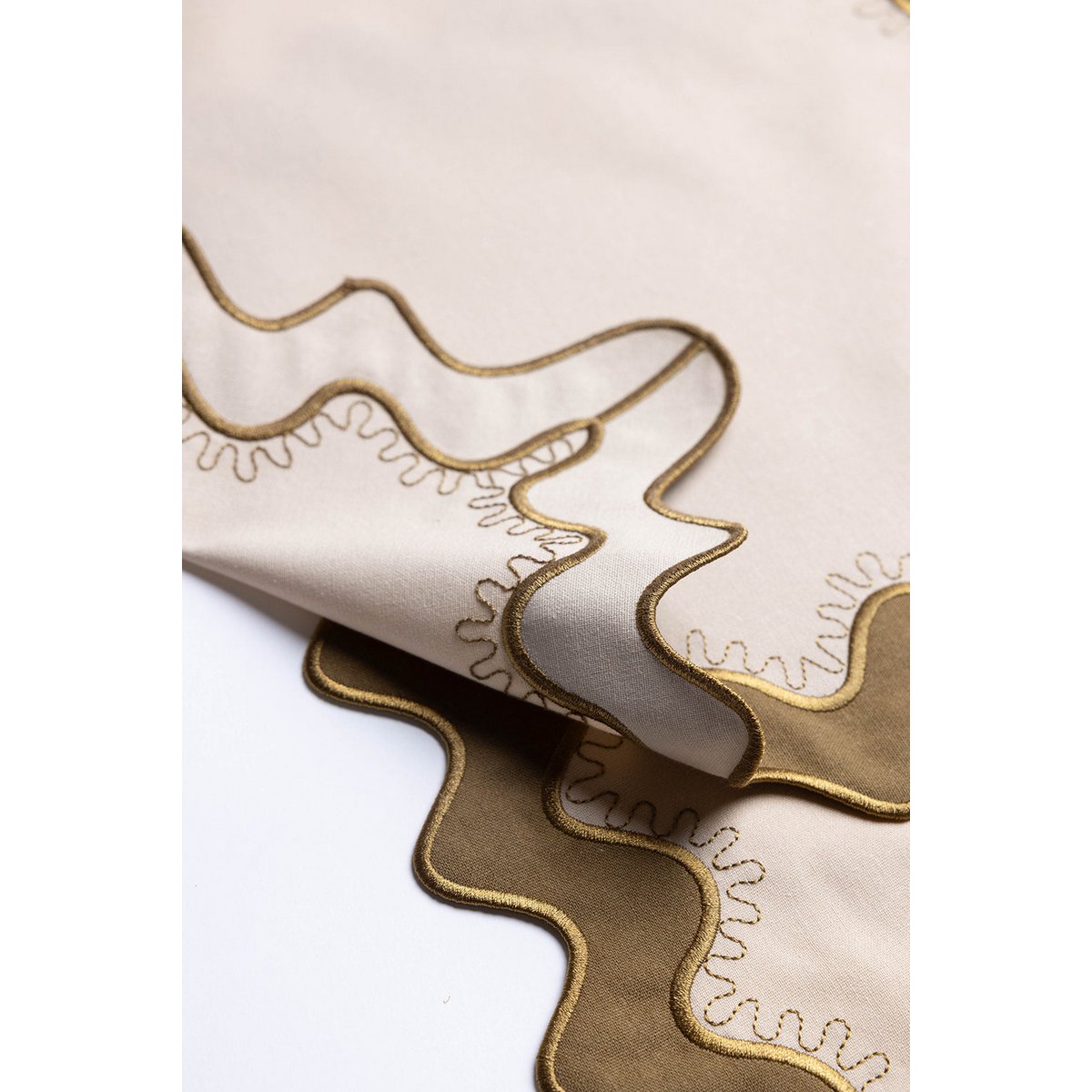 Gisèle Scallop napkins with embroidered detail (set of 2)