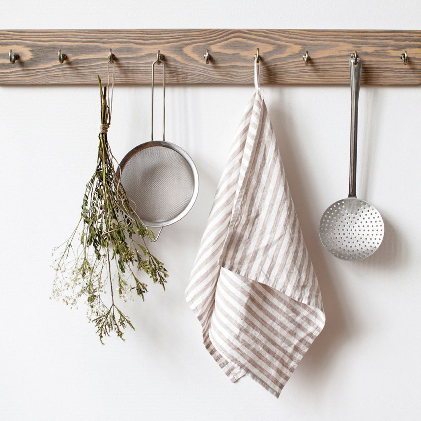 Serviette de cuisine en lin à rayures blanches naturelles