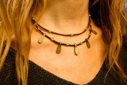 Mehrlagige Doppelkette mit 5 Messing-Tropfenanhängern »Handmade