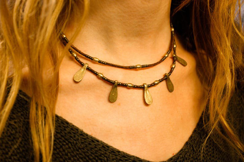 Mehrlagige Doppelkette mit 5 Messing-Tropfenanhängern »Handmade