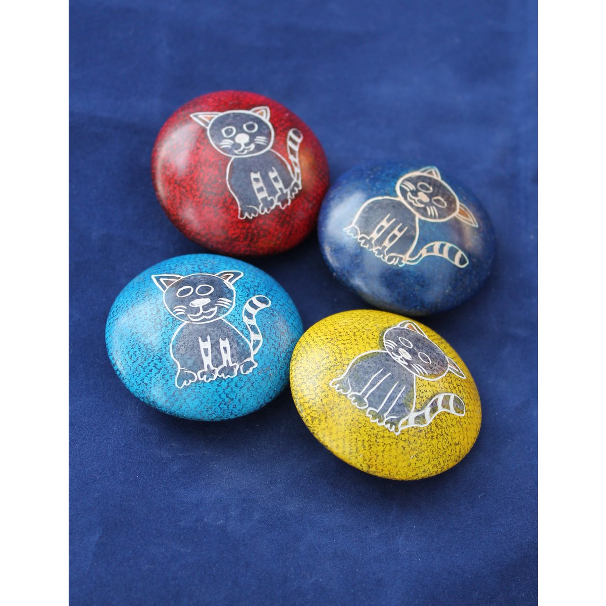 Hand flatterer kitten - soapstone