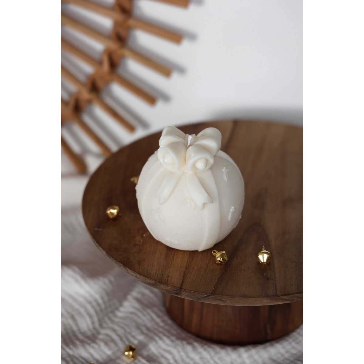 Weihnachtskugel mit Schleife