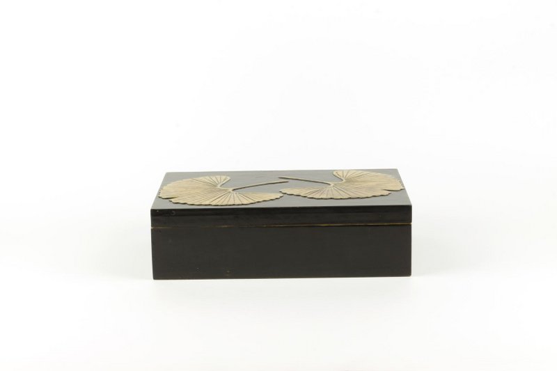Rechteckige Box mit Gingko-Muster aus Stein