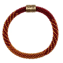 Armbånd rulle på mørkerød med kobberdesign med glasperler