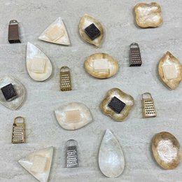  Gift set with white and gold gift bags, product information cards in multiple languages, and various grater accessories.