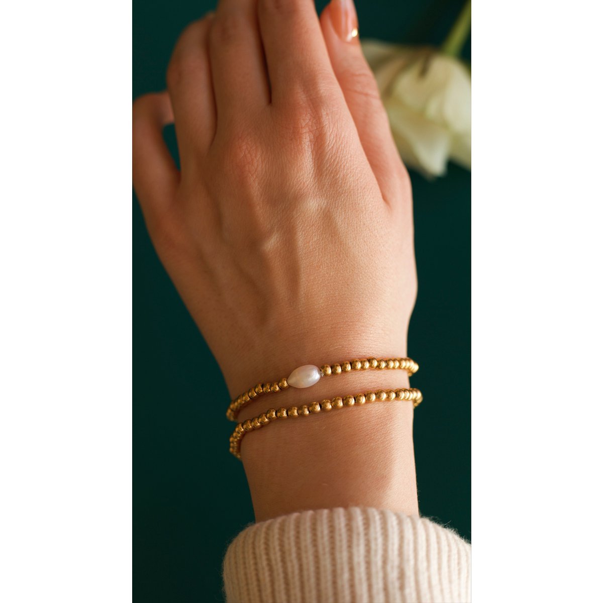 Aquilea - Pile de bracelets en perles d'or