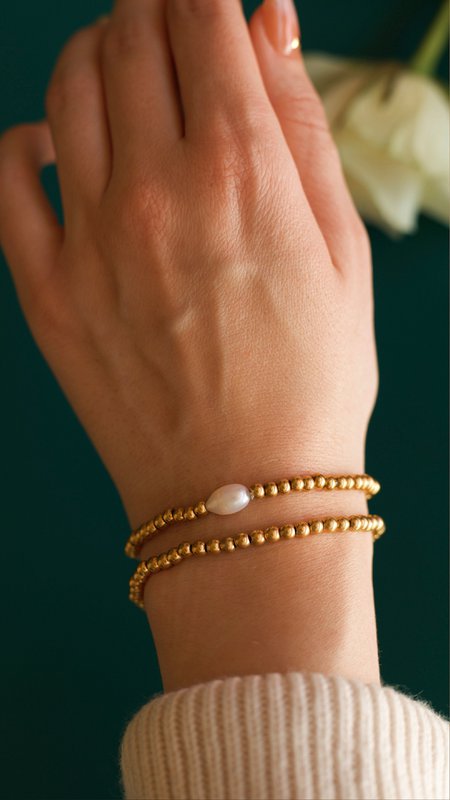 Aquilea – Armbandstapel aus Goldperlen