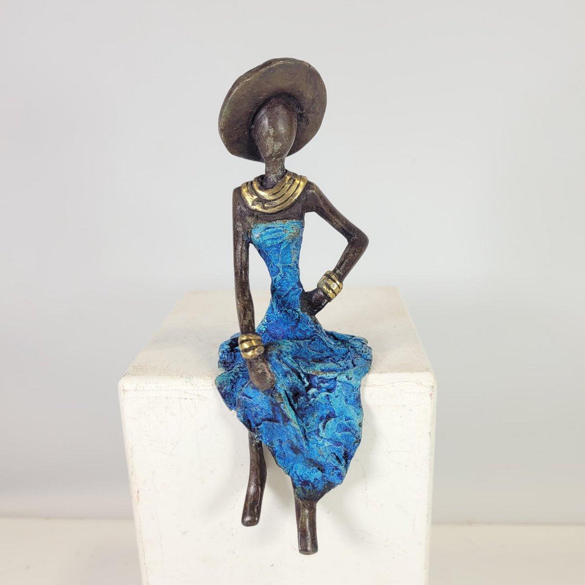 Bronze-Skulptur "Femme assise avec chapeau" by Soré | verschiedene Größen und Farben