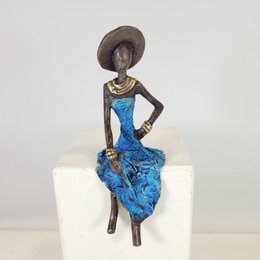 Bronze sculpture "Femme assise avec chapeau" by Soré | different sizes and colors