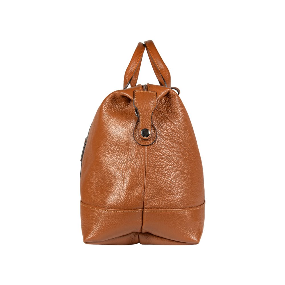 RB1029S | In Italien hergestellte Reisetasche aus echtem Leder mit verstellbarem und abnehmbarem Schultergurt. Reißverschluss und Accessoires aus glänzendem Nickelmetall – Farbe Cognac – Maße: 57 x 26 x 24 cm