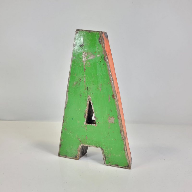 Lettera "A" realizzata con barili di petrolio riciclati | 22 o 50 cm| colori differenti