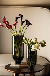 Vaso alto moderno e sobrio in vetro, forma cilindrica su base solida, grigio scuro, OMAHA18GR