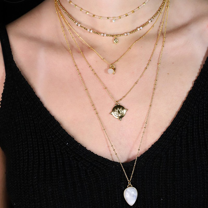 Collar con colgante de piedra lunar