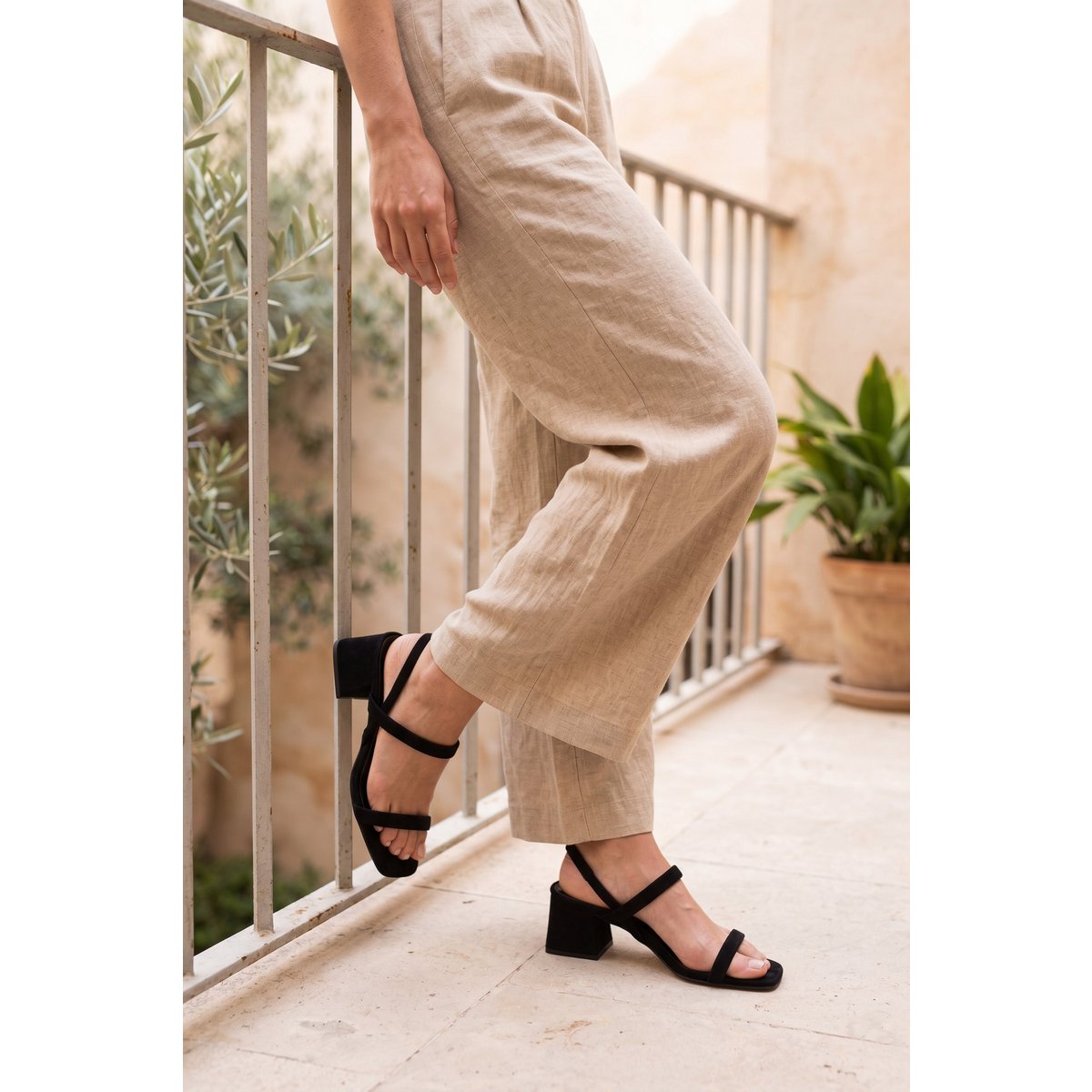 POPPY BLACK – Suède sandalen met blokhak
