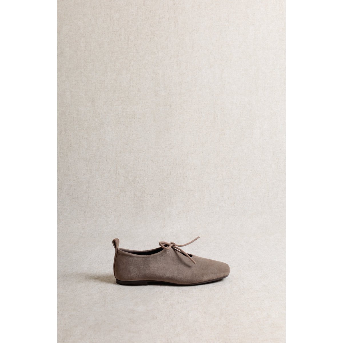 KATY DARK TAUPE – Ballerinas aus weichem Leder mit Schnürung vorne