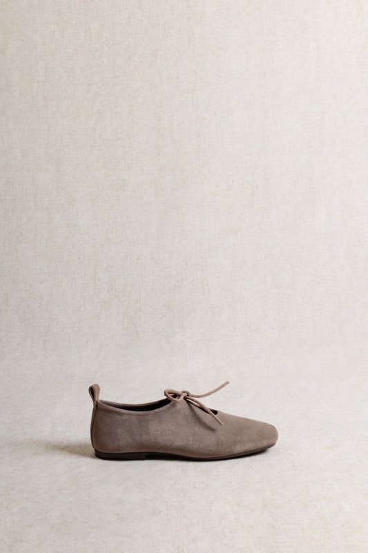 KATY DARK TAUPE – Ballerinas aus weichem Leder mit Schnürung vorne