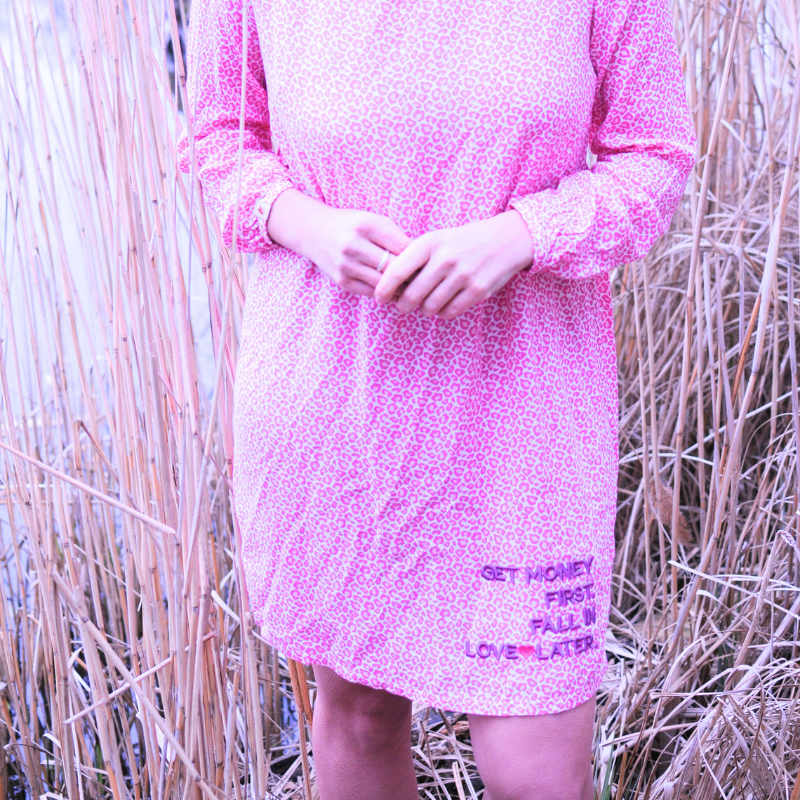 Zomerjurk %23GirlBoss ROZE leoprint viscose %23StatementFashion "The Message Dress"