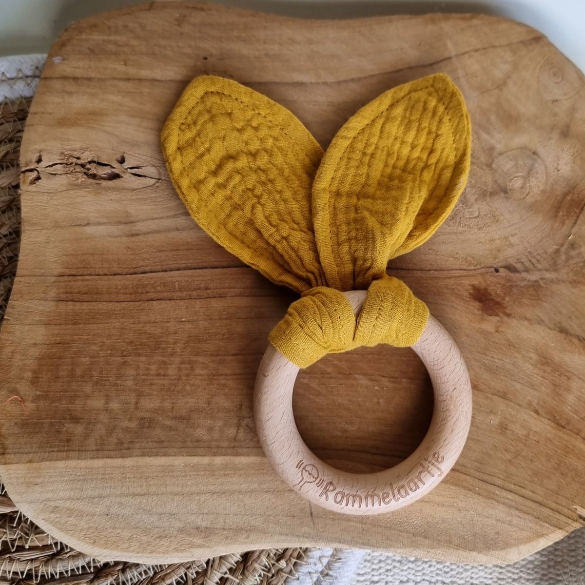 Houten bijtring met zachte konijnenoren 15cm - Okergeel