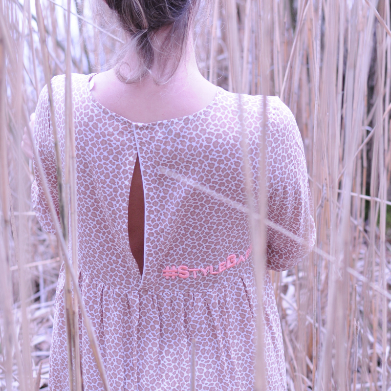 Zomerjurk %23StyleBabe BEIGE viscose met leoprint %23StatementFashion "The Message Dress"