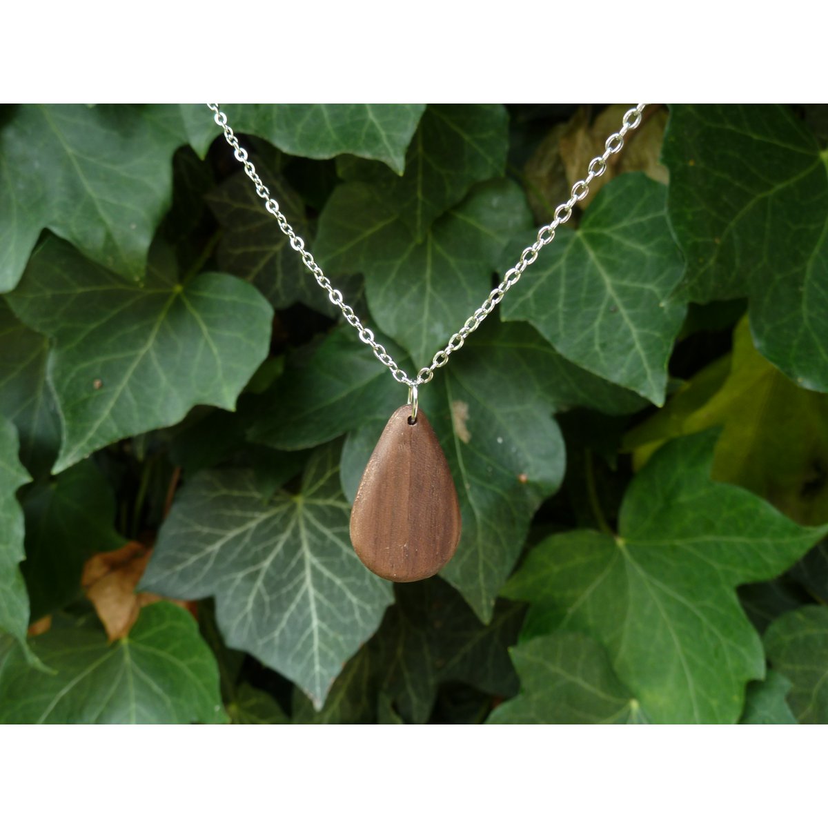 Collier en forme de goutte élégante en bois de noyer foncé, chaîne gourmette argentée en acier inoxydable, fait main
