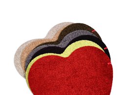 Rectangular red doormat with the word "amore" printed on it, available in 7 color variants including black, dark grey, warm grey, brown, sand, green, and red.