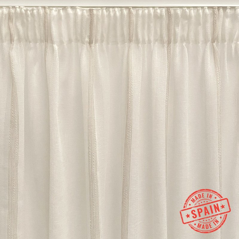 Cortina translúcida de color beige confeccionada en cinta multifunción (cinta fruncidora o pasabarras). Visillo Jacquard de rayas vertikale fabrikation med materialer reciclados og calidad. Naturlige farver og kalidos. Cortinas para salón, dormitorio