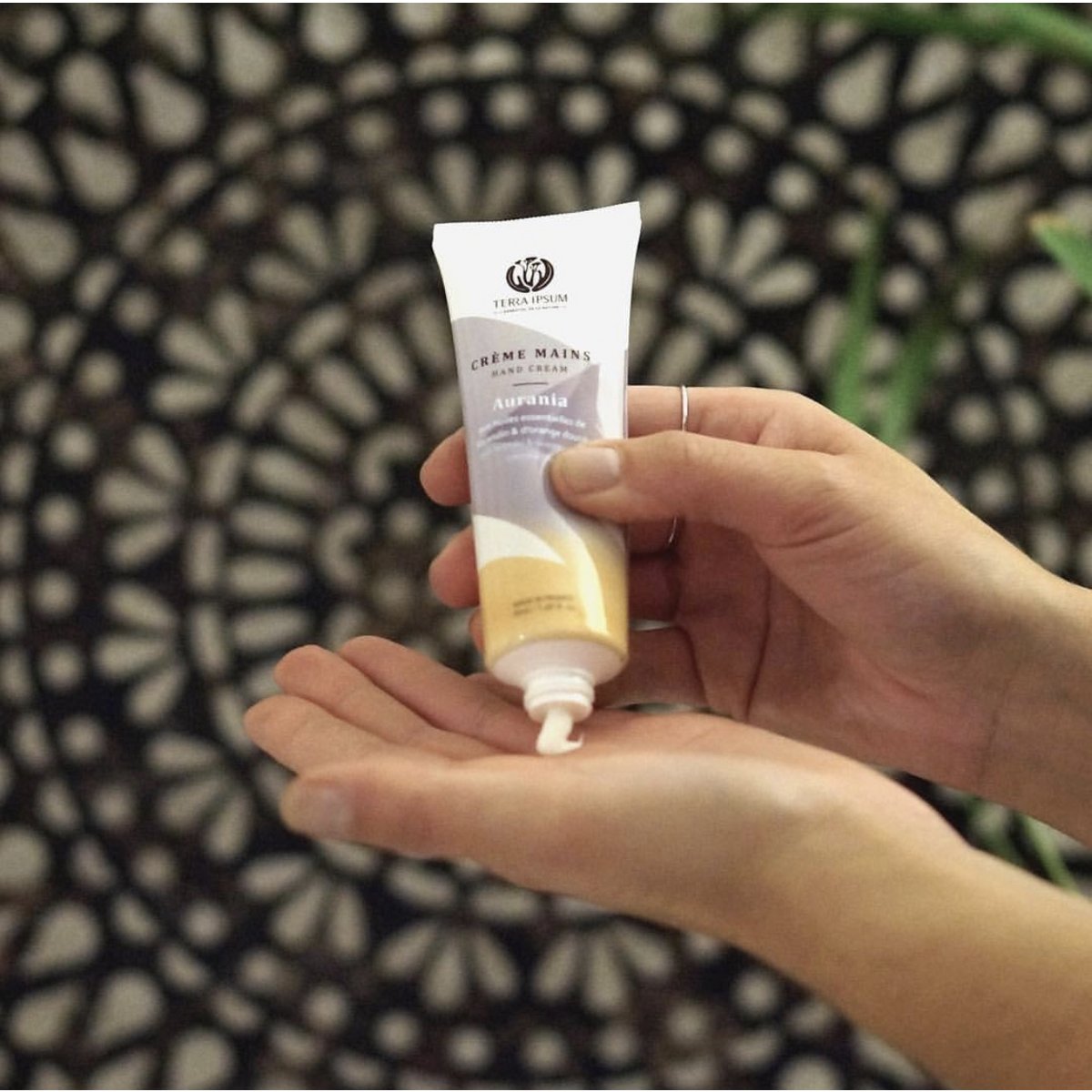 Crema de manos Herbal Smoothness - Camelia, pepino y manteca de karité