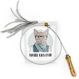 A cat fishing rod with a ribbon pendant, lovingly handcrafted in Germany. This robust and sustainable cat toy features a long, flexible rod with feathers and a decorative pendant, perfect for engaging your feline friend in playful interaction.