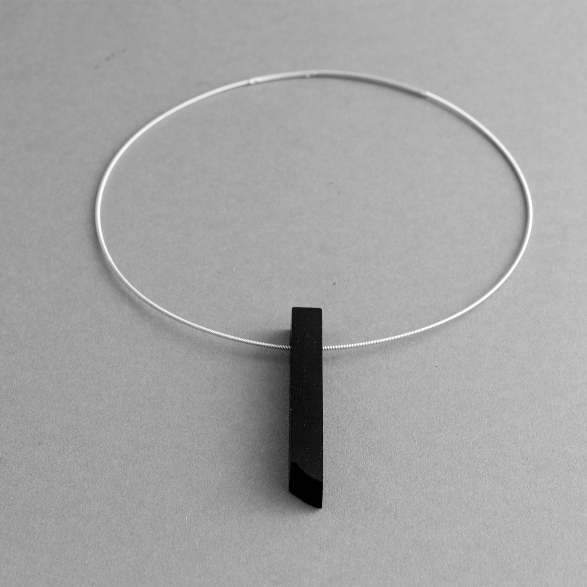 SÄULEN-HALSKETTE – SCHWARZ – Zeitgenössischer minimalistischer Schmuck, handgefertigt aus Jesmonit