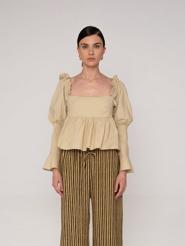 Slaapkamer beige ruchesblouse