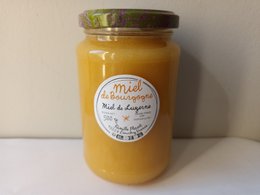 "Creamy burgundy alfalfa honey, 500gr jar, golden amber color, glass container with label"