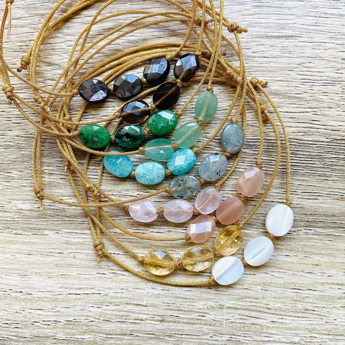 Pulsera ajustable Candy piedras naturales dorado