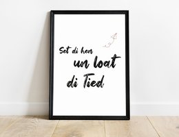 A black and white poster featuring the Low German phrase "Set di hen un loat die Tied" in a typographic design. The poster has a minimalist, modern aesthetic and would be suitable for home decor or as a gift.