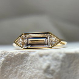 Strålende 3-sten moissanit ring