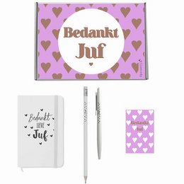 A gift package for a teacher, including a notebook, pen, and thank you card, all featuring the text "Bedankt lieve juf" which means "Thank you dear teacher" in Dutch.
The product appears to be a gift set for a teacher, consisting of a notebook, pen, and thank you card. The items feature the text "Bedankt lieve juf" which translates to "Thank you dear teacher" in Dutch. The design includes a circular logo with the text and small heart icons. The color scheme is primarily pink and white, creating a feminine and thoughtful aesthetic.