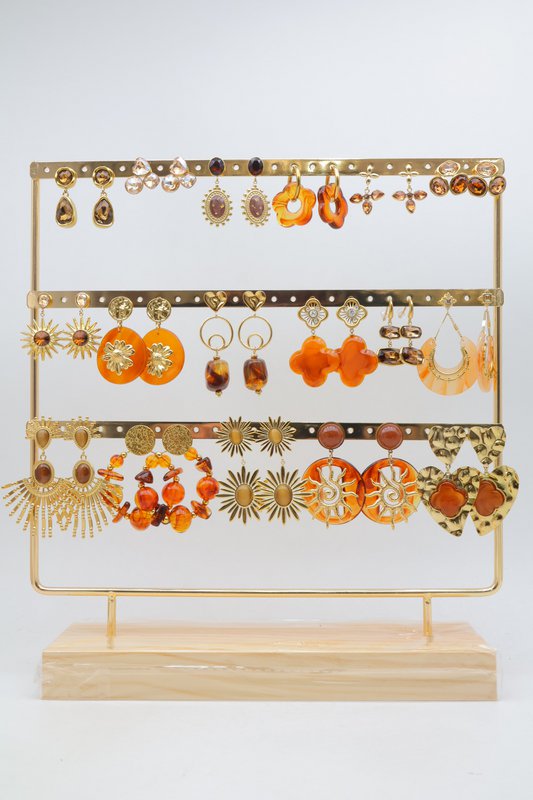 Lot de boucles d'oreilles sur présentoir