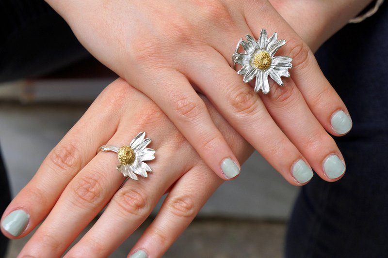 Floraler Statement-Ring: Echtes Gänseblümchen aus recyceltem Silber (umweltfreundlich)