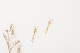  Gold-toned drop earrings with a minimalist, modern design.