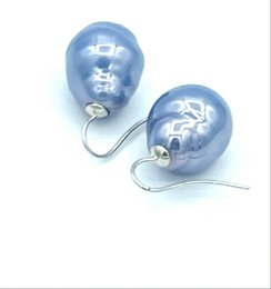 Baroque pearl earrings in the color jeans blue