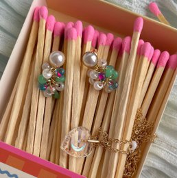 Boucles d'oreilles clous de perles cristaux multicolores, plaqué or