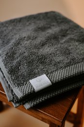 Pamukia – GOTS mørkegrå familiebadeværelsessæt til 4 | 100% økologisk bomuld | 650 GSM