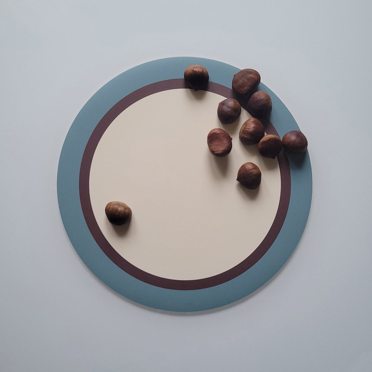Farverig og original Round Fruits Hasselnut rund dækkeserviet