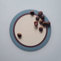 Farverig og original Round Fruits Hasselnut rund dækkeserviet