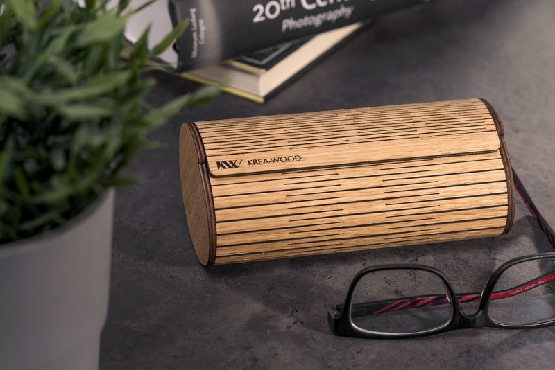 Estuche para gafas hecho a mano de madera de Krea-Wood con imán. Fabricado en madera de roble, color natural.