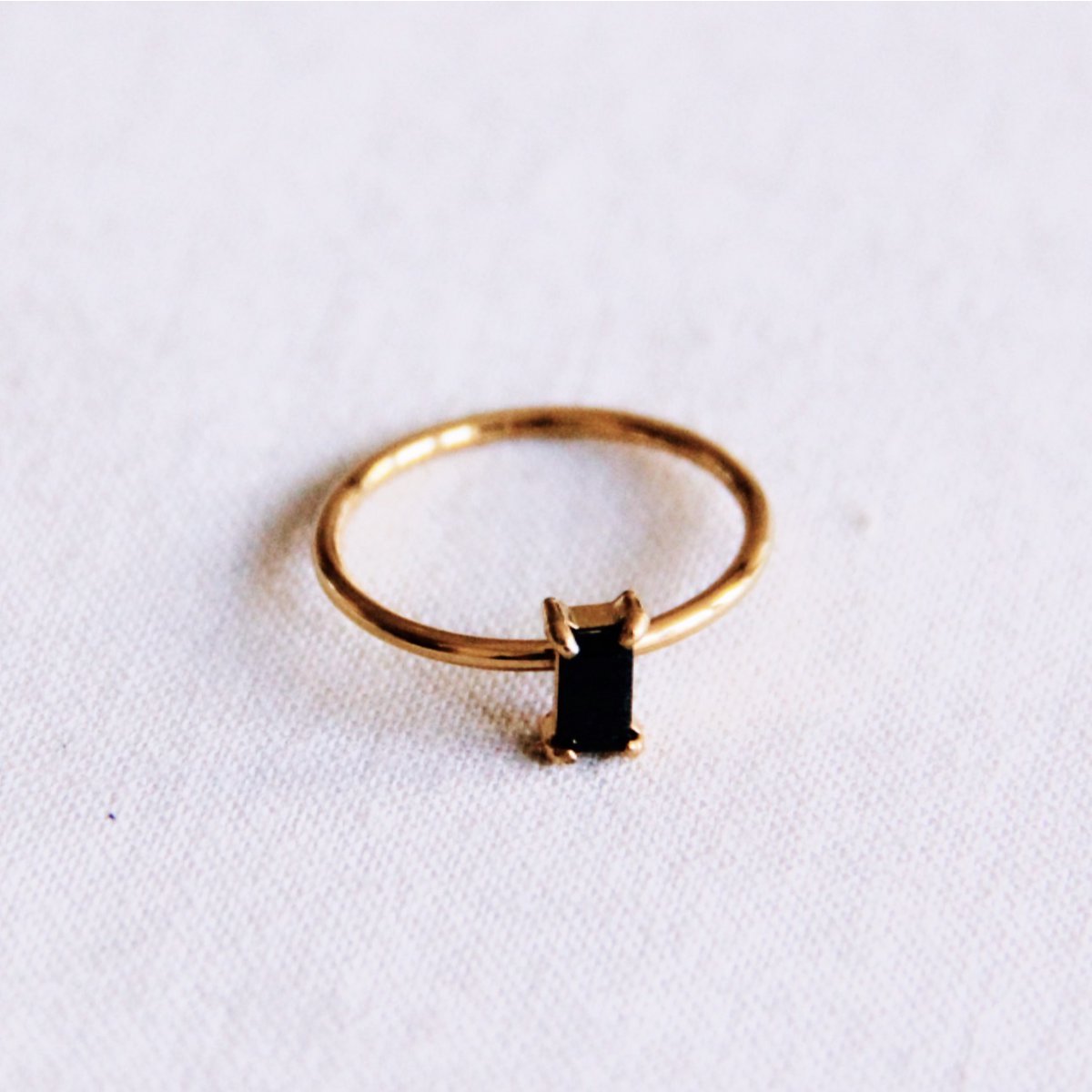 Minimalistischer Ring mit Kristallstein – schwarz