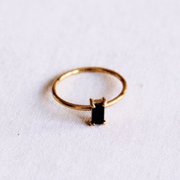 Anillo minimalista con piedra de cristal - negro