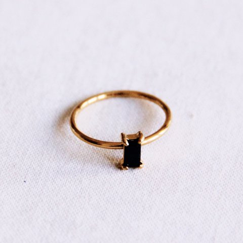 Minimalistischer Ring mit Kristallstein – schwarz