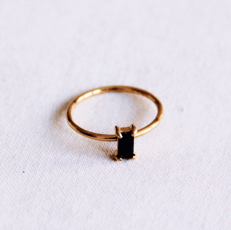 Minimalistischer Ring mit Kristallstein – schwarz