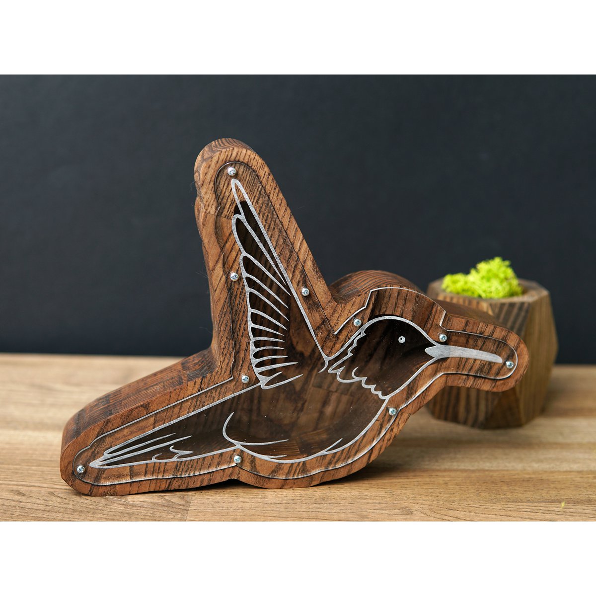 Sparschwein, summender Vogel, braune Farbe